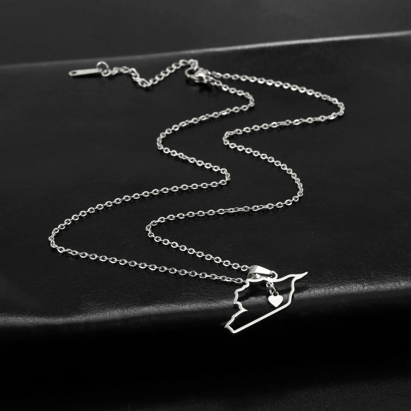 Cazador Stainless Steel Jewelry Geography Necklace Syria Map Heart Pendant Chain Necklace for Women Mother Gift Wholesale