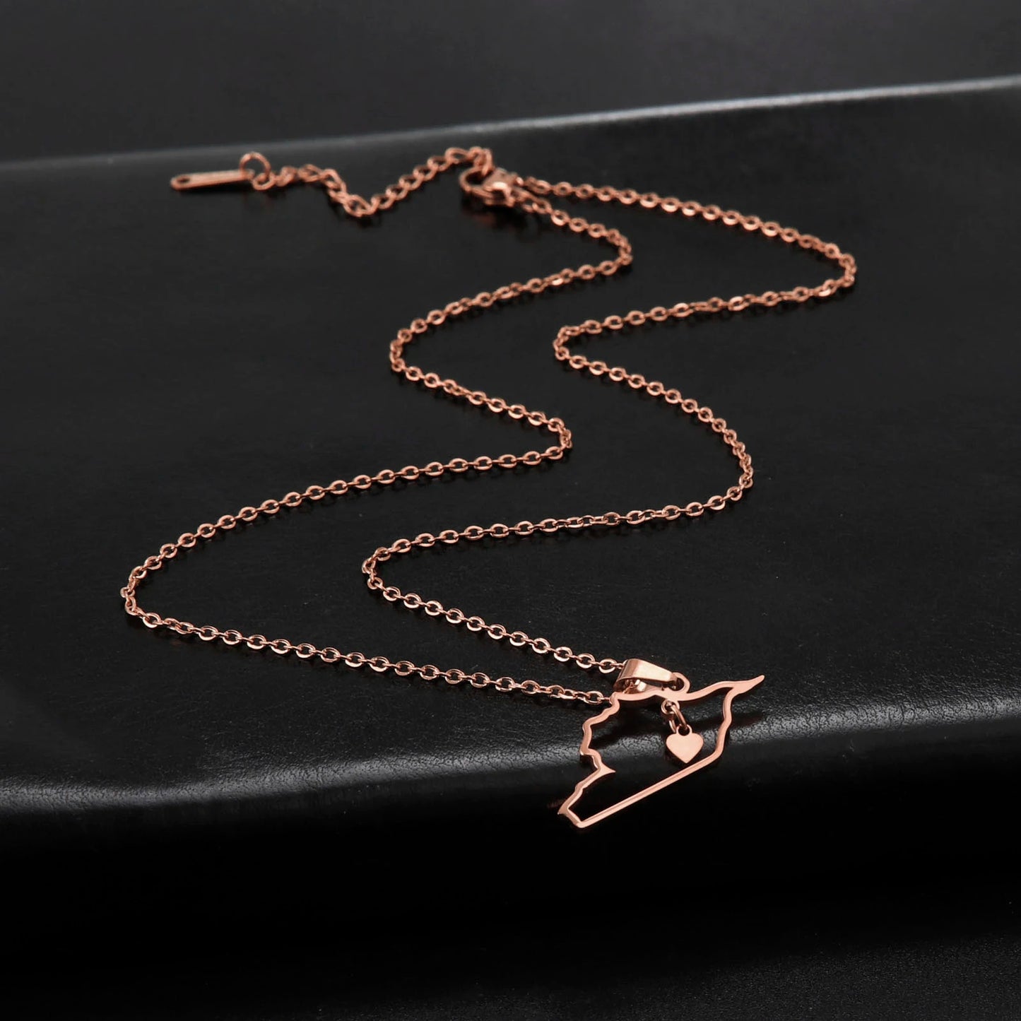 Cazador Stainless Steel Jewelry Geography Necklace Syria Map Heart Pendant Chain Necklace for Women Mother Gift Wholesale